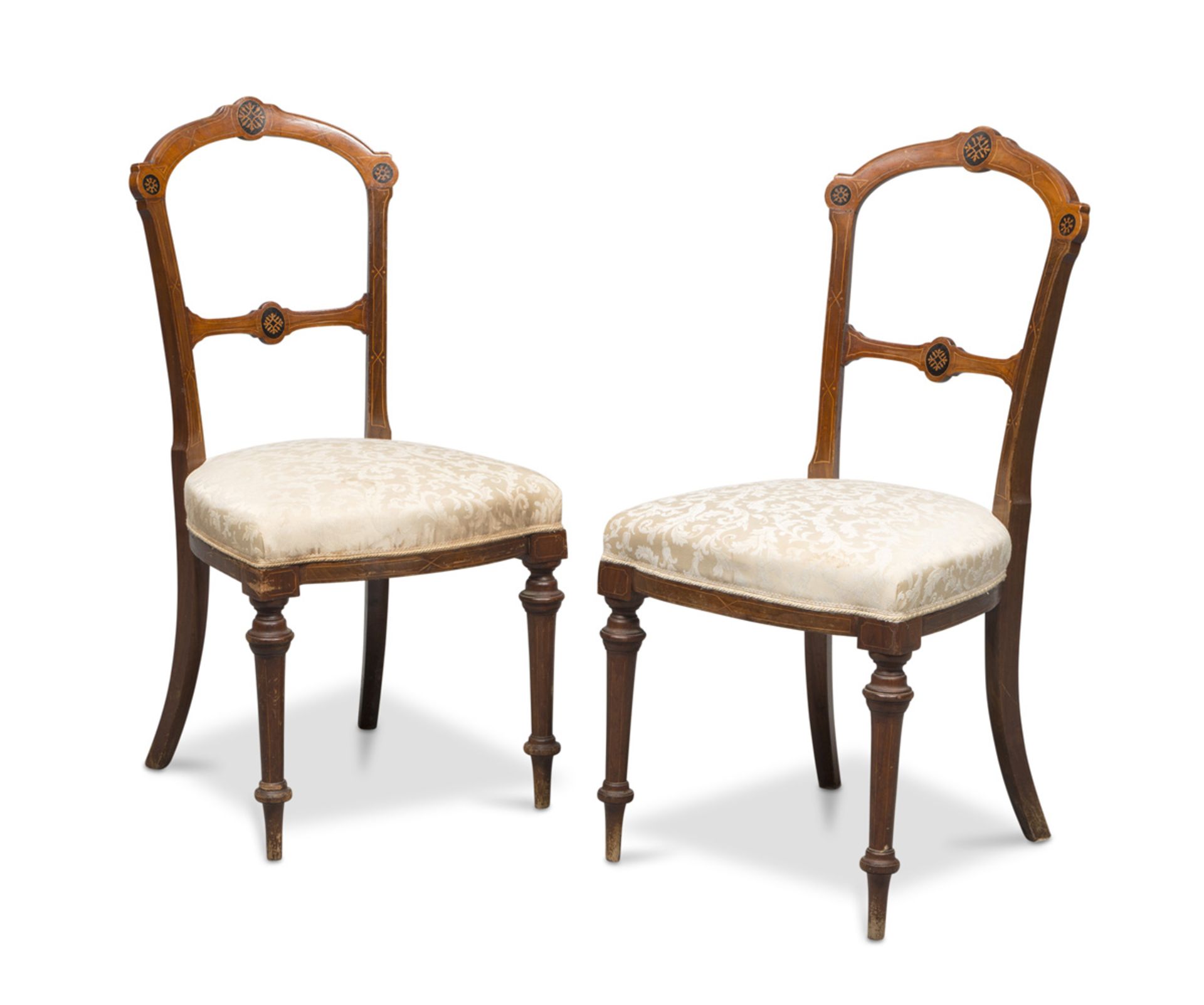PAIR OF CHAIRS IN MAHOGANY, ENGLAND LATE 19TH CENTURY with inlays in satin wood and ebony. Conic