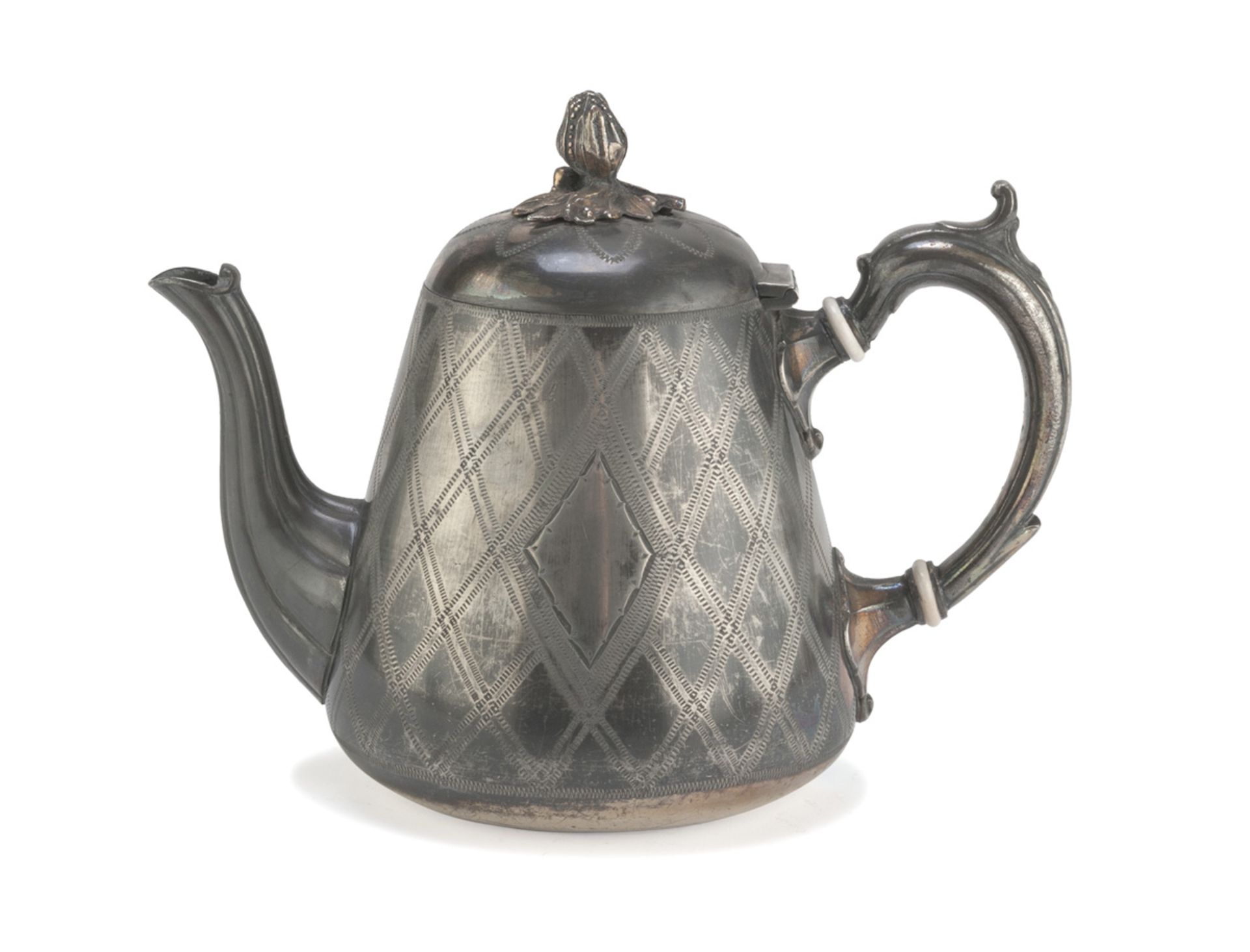 SILVER-PLATED TEAPOT, SHEFFIELD EARLY 20TH CENTURY body engraved with grid, handle with