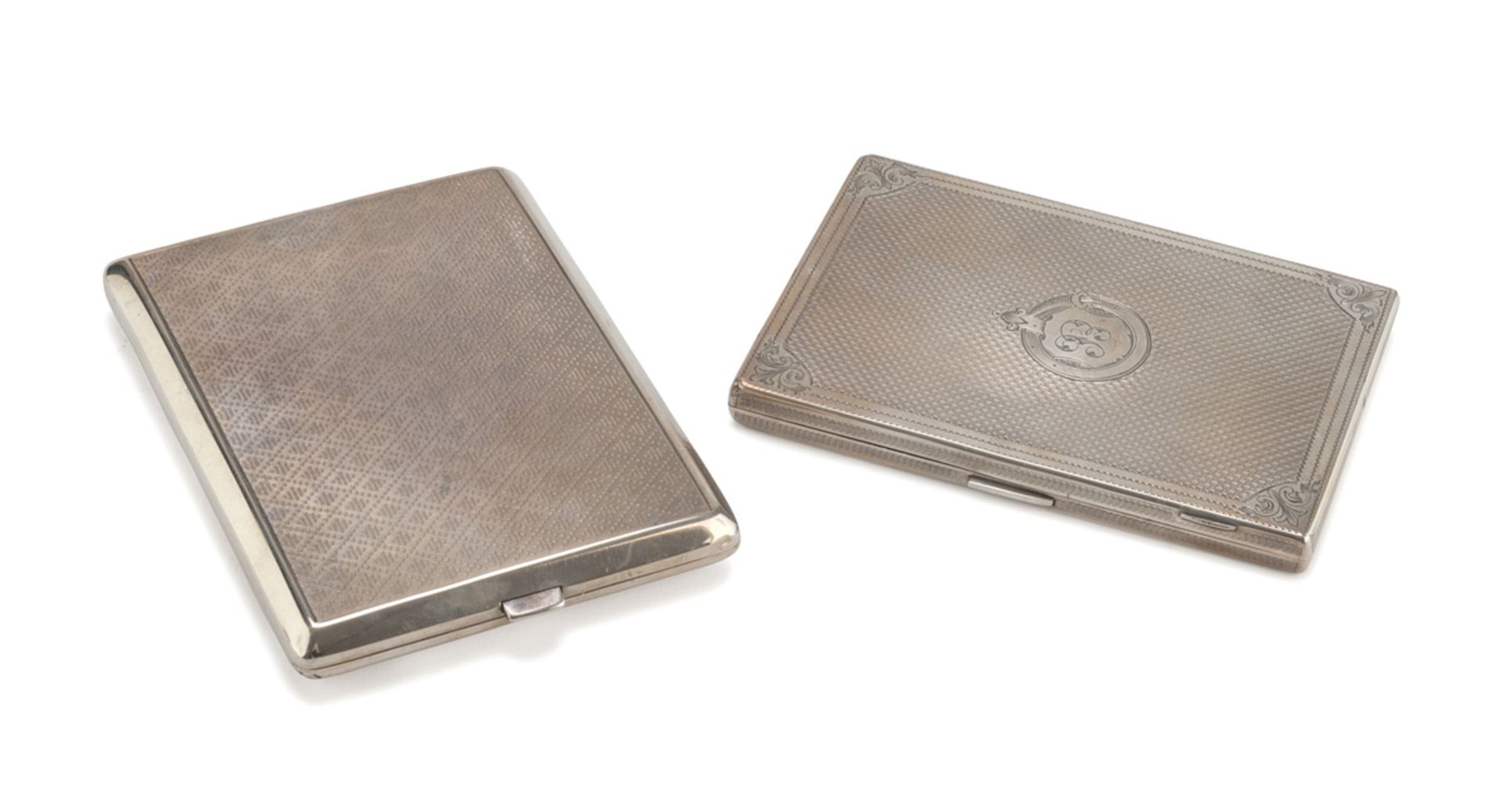 TWO CIGARETTE BOXES IN SILVER, EARLY 20TH CENTURY dotted bodies with slight vegetal engravings.