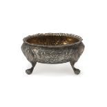 SALTCELLAR IN SILVER, PUNCH LONDON 1824 of oval shape, body embossed with floral motifs. Claw