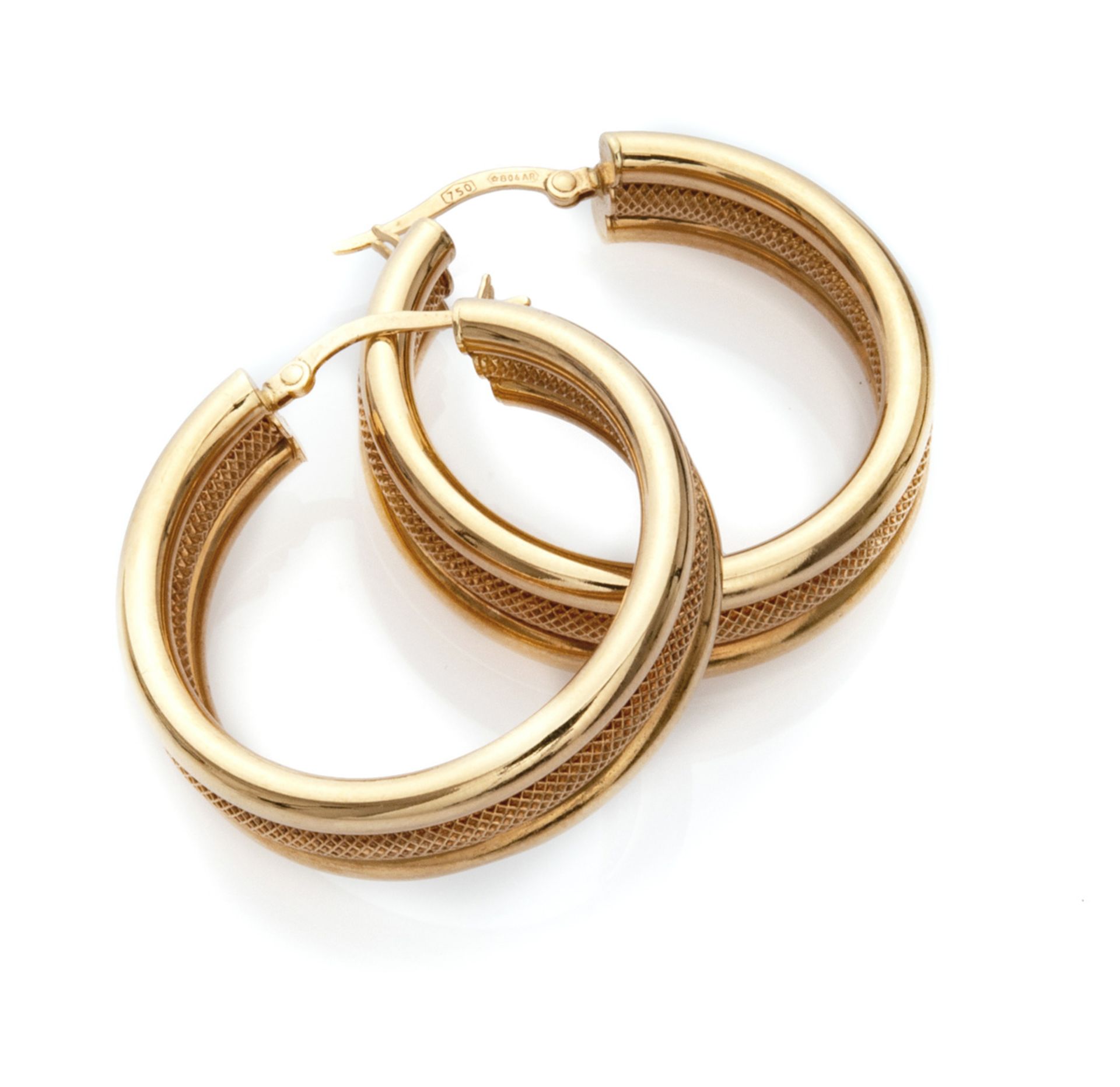 PAIR OF EARRINGS in yellow gold 18 kts., smooth and grained bands. Diameter cm. 3, total weight