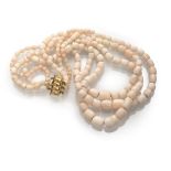 ATTRACTIVE NECKLACE three threads of white coral in pink tones consisting of scaled elements.