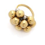 RING in yellow gold 18 kts., decorated with spheres in gold yellow and small spheres in white