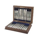 FISH CUTLERY SET IN SILVER, PUNCH SHEFFIELD 1906 with handles in nacre and chiseled finishes.