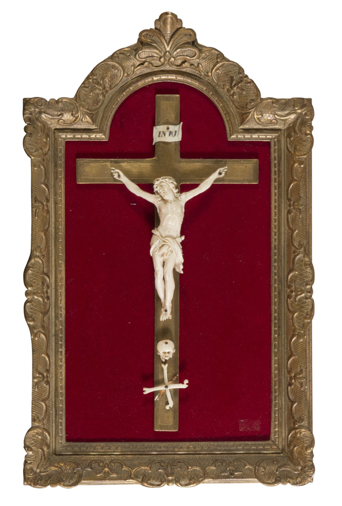 CRUCIFIX IN IVORY, 19TH CENTURY with wooden cross and giltwood frame with vegetal motifs. Measures