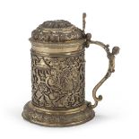 SPLENDID TANKARD IN GILDED SILVER, GERMANY 18TH CENTURY entirely chiseled to scrolls, leaves and