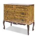 COMMODE IN BRIAR WALNUT, CENTRAL ITALY 18TH CENTURY with reserves in boxwood. Front with two large