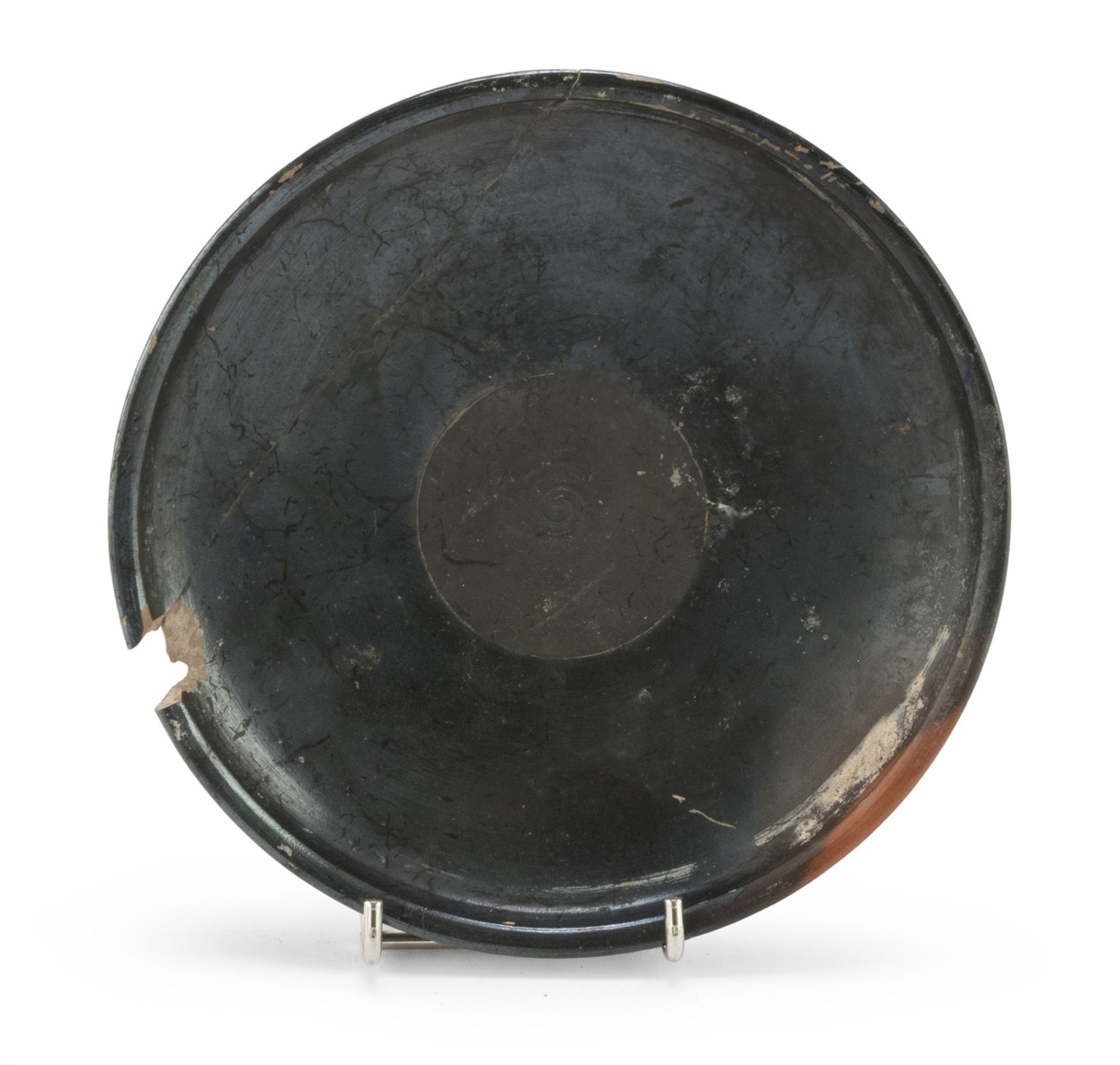 DISK IN ORANGE CLAY, 4TH CENTURY B.C. with shining black varnish, small lack on the edge. Measure