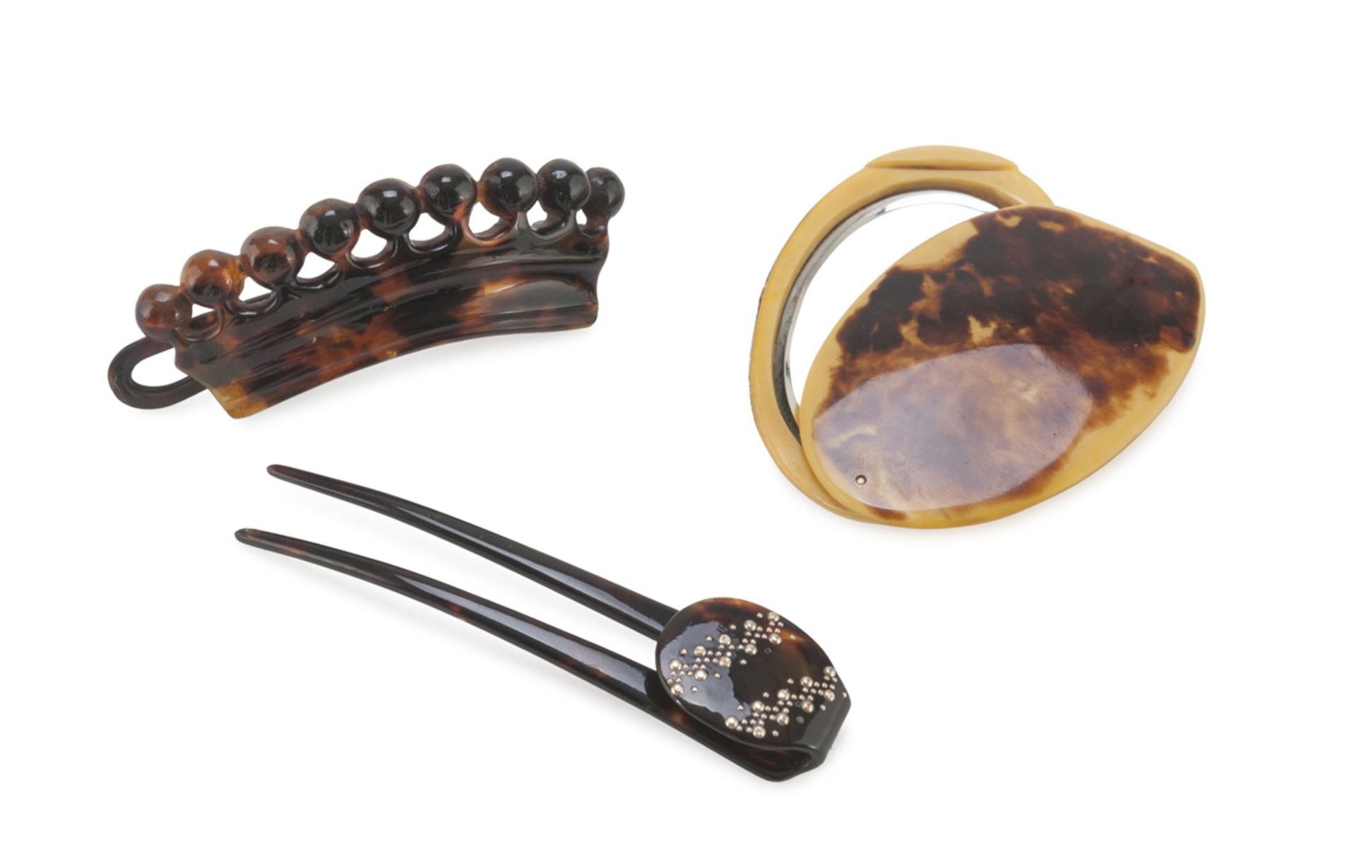 SMALL POCKET MIRROR AND TWO BARRETTES IN TURTLE, 20TH CENTURY one barrette with finishes in