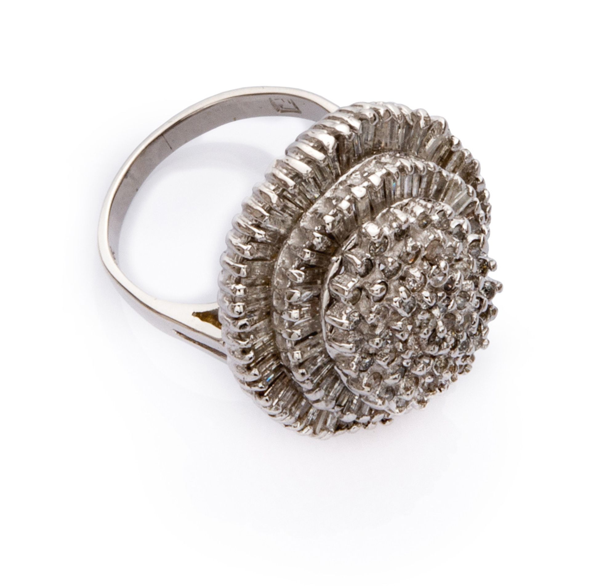 RING in white gold 18 kts., embellished with round cut and baguette cut diamonds. Diamonds ct. 2.
