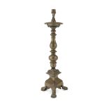 CANDLESTICK IN ORMOLU, LATE 18TH CENTURY cylindrical shaft and base with claw feet. h. cm. 43