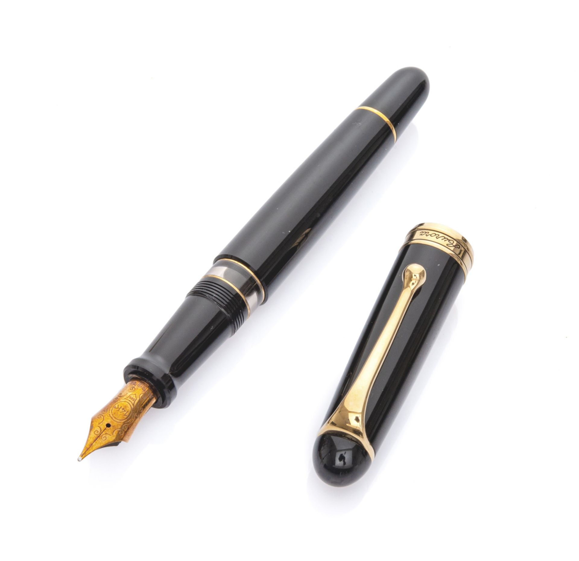 FOUNTAIN PEN AURORA of black color with finishes in gilded metal. Measures cm. 14. PENNA