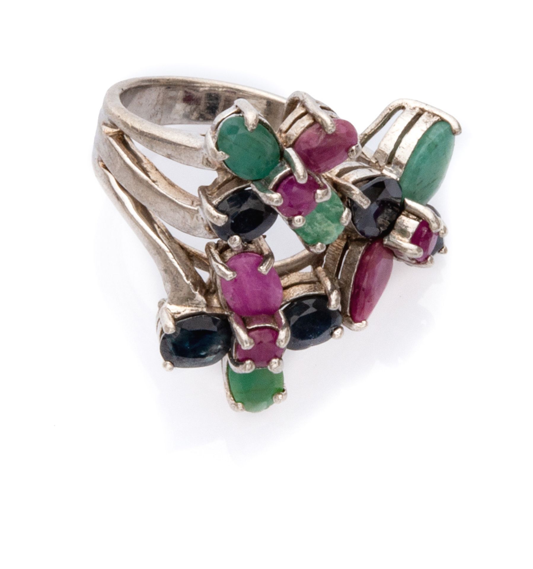 ATTRACTIVE RING in white gold 18 kts., with flowers decorated with sapphires, rubies and emeralds.