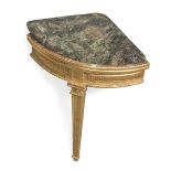 CORNER CONSOLE IN GILTWOOD, LATE 18TH CENTURY with top in green breach of Egypt and front with