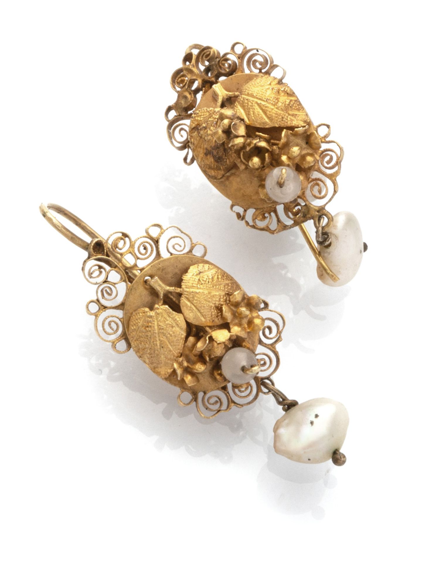 EARRINGS in yellow gold 18 kts., with filigree and central decoration of bloomed raceme with pending