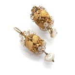 EARRINGS in yellow gold 18 kts., with filigree and central decoration of bloomed raceme with pending