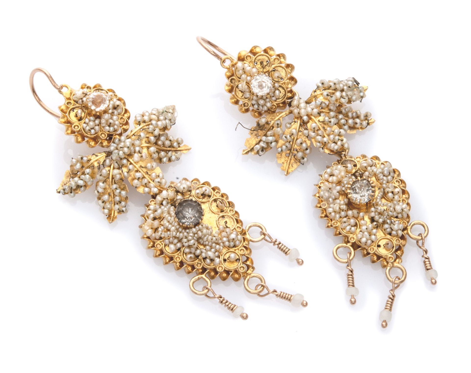 EARRINGS BORBONIC STYLE in yellow gold 18 kts., with mobile pending bodies embellished with