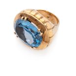 RING in yellow gold 18 kts., with moved mount decorated with central light blue topaz. Total weight.