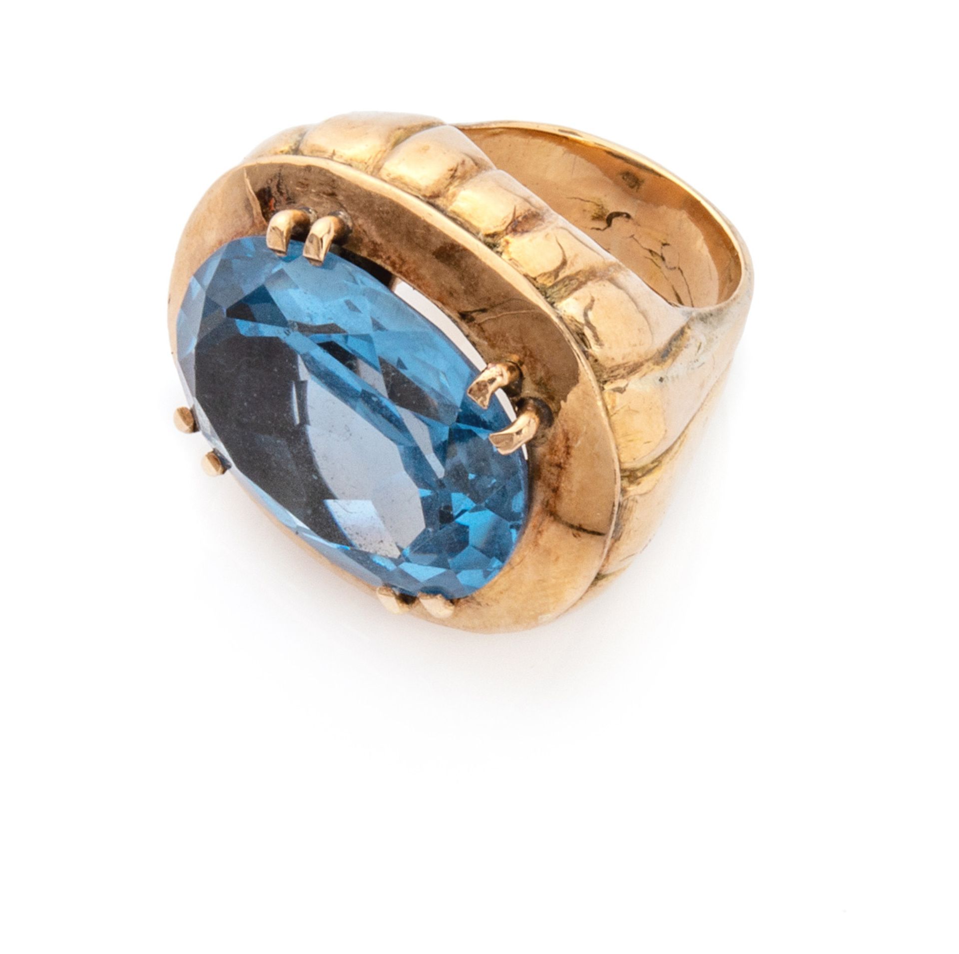 RING in yellow gold 18 kts., with moved mount decorated with central light blue topaz. Total weight.