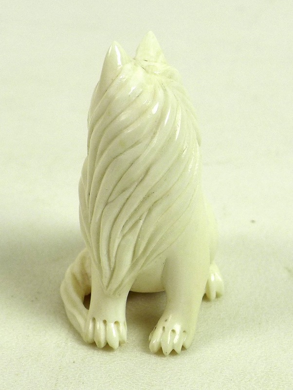 A Japanese ivory netsuke, circa 1900, carved as a cat sitting looking over it's right shoulder, - Image 2 of 5
