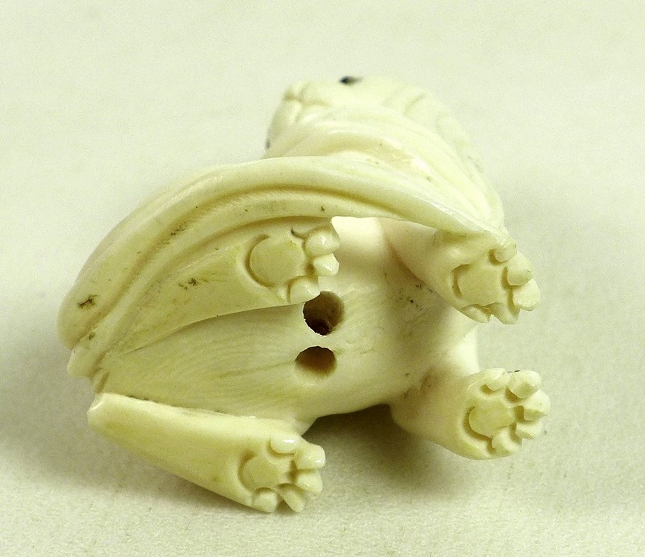 A Japanese ivory netsuke, circa 1900, carved as a cat sitting looking over it's right shoulder, - Image 4 of 5