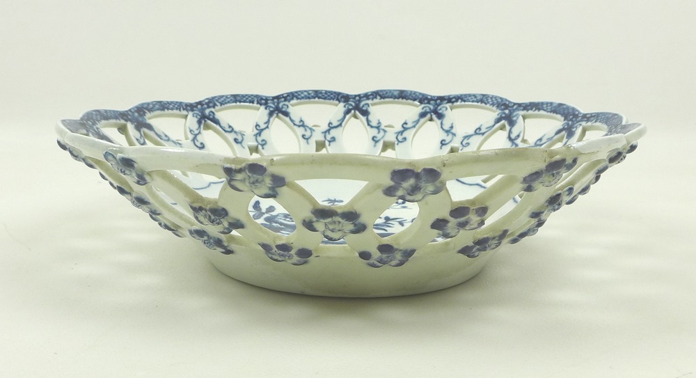 A Caughley Worcester pierced fruit basket bowl, circa 1780, - Image 2 of 7