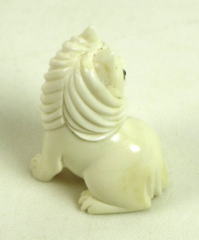 A Japanese ivory netsuke, circa 1900, carved as a cat sitting looking over it's right shoulder, - Image 3 of 5