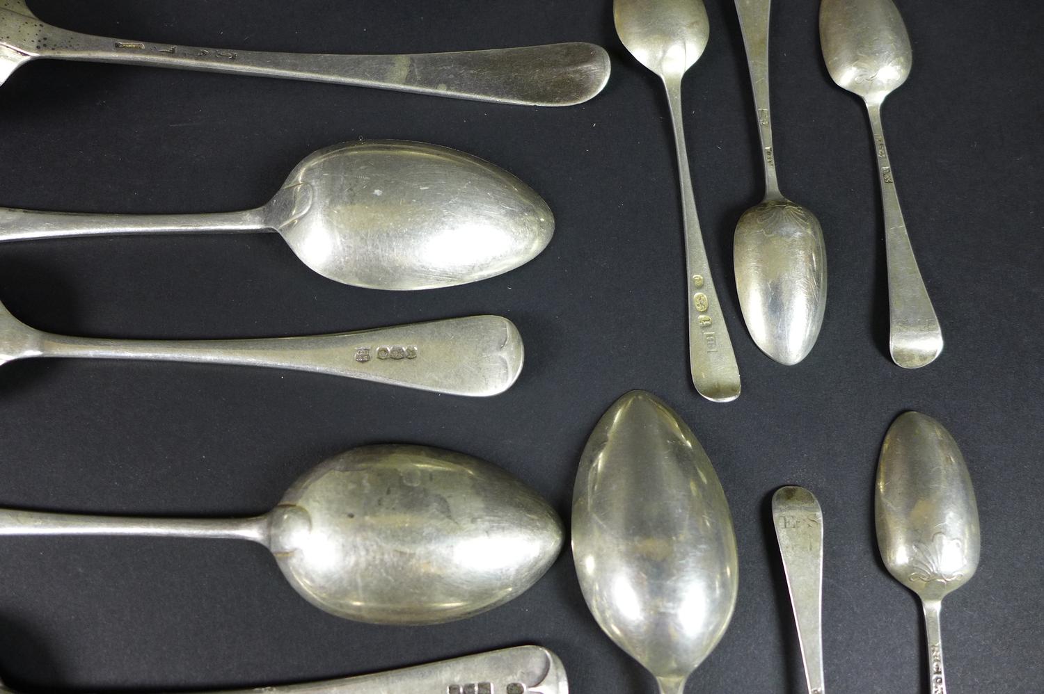 A group of Georgian and later silver spoons, comprising a pair of Georgian table spoons, engraved - Image 4 of 4