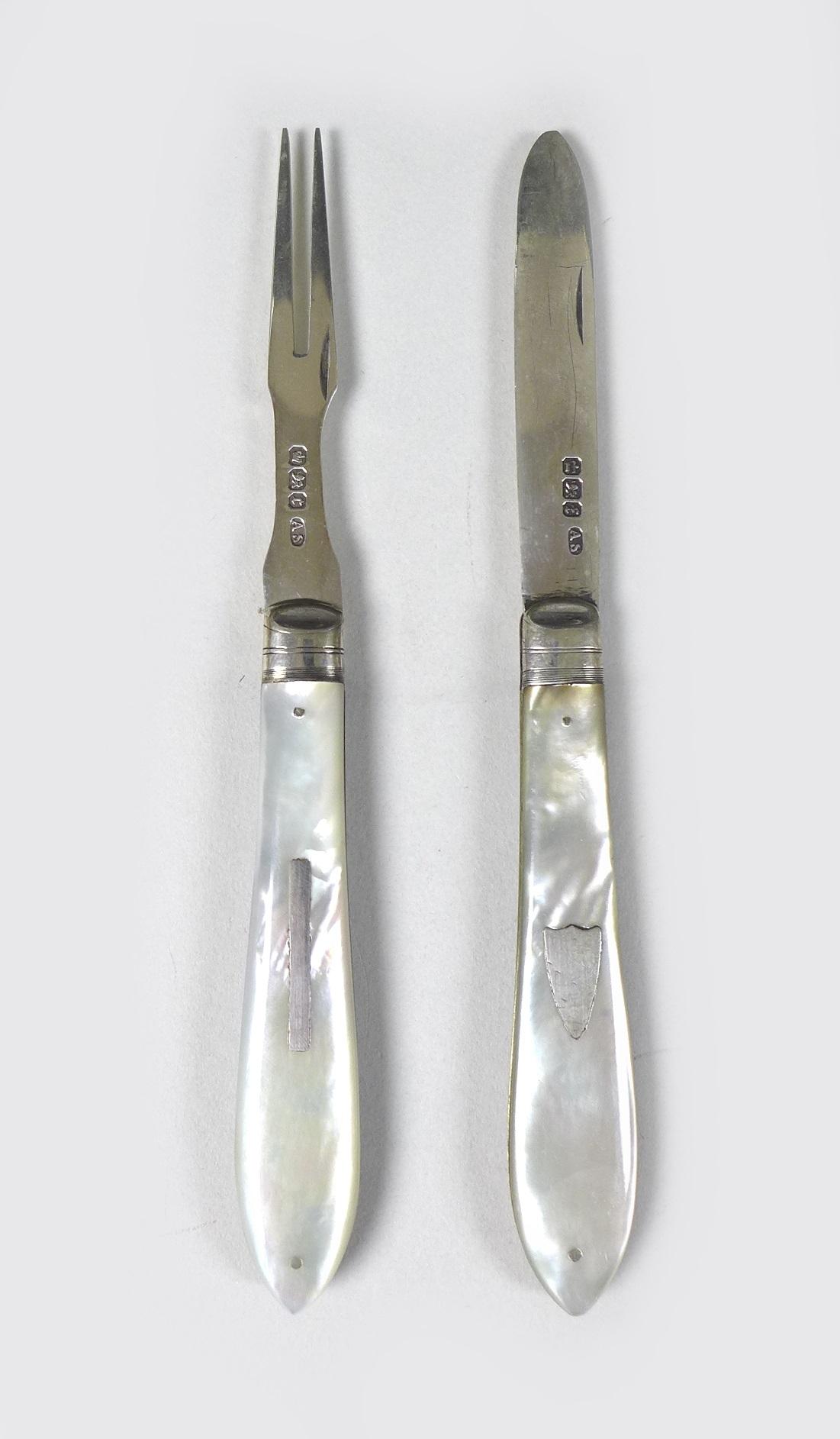 A cased set of folding silver and mother of pearl cutlery, comprising knife and fork. - Image 6 of 8