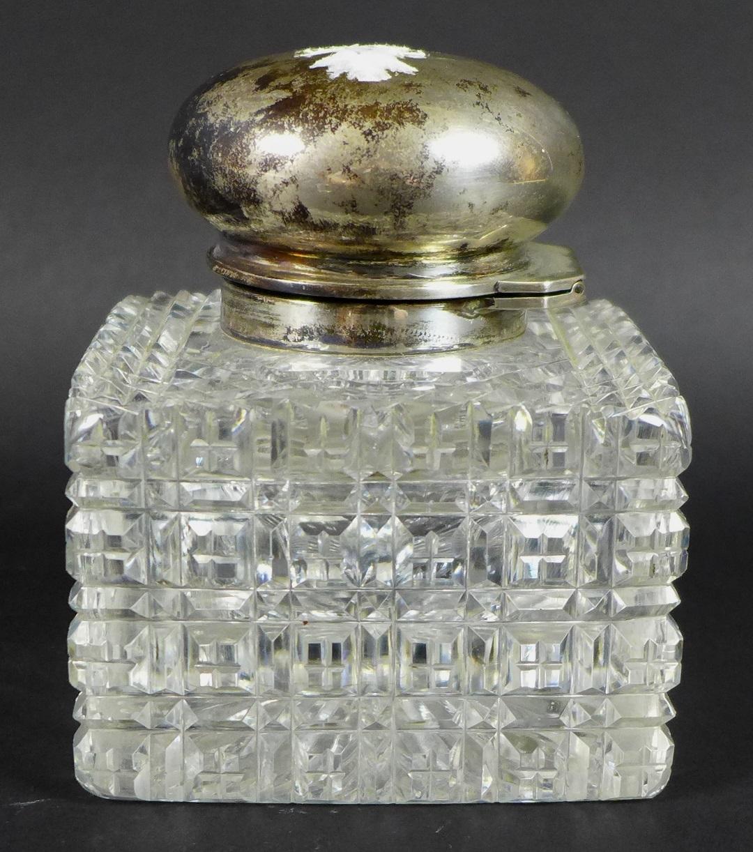 A Victorian silver topped cut glass perfume bottle, by Army & Navy Cooperative Society Ltd, London - Image 4 of 5