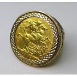 An Edward VII gold sovereign, 1907, in a 9ct gold ring setting, size M, 13.8g total.