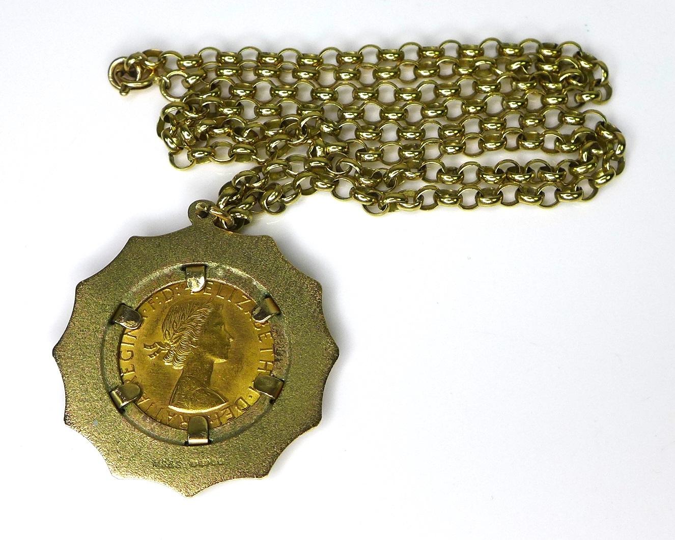 An Elizabeth II gold sovereign, in 9ct gold mount and 9ct gold chain, 33mm across, chain 56cm - Image 2 of 4
