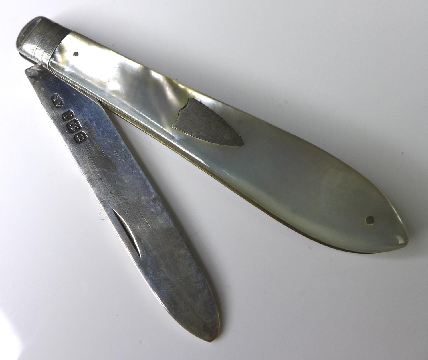 A cased set of folding silver and mother of pearl cutlery, comprising knife and fork. - Image 3 of 8