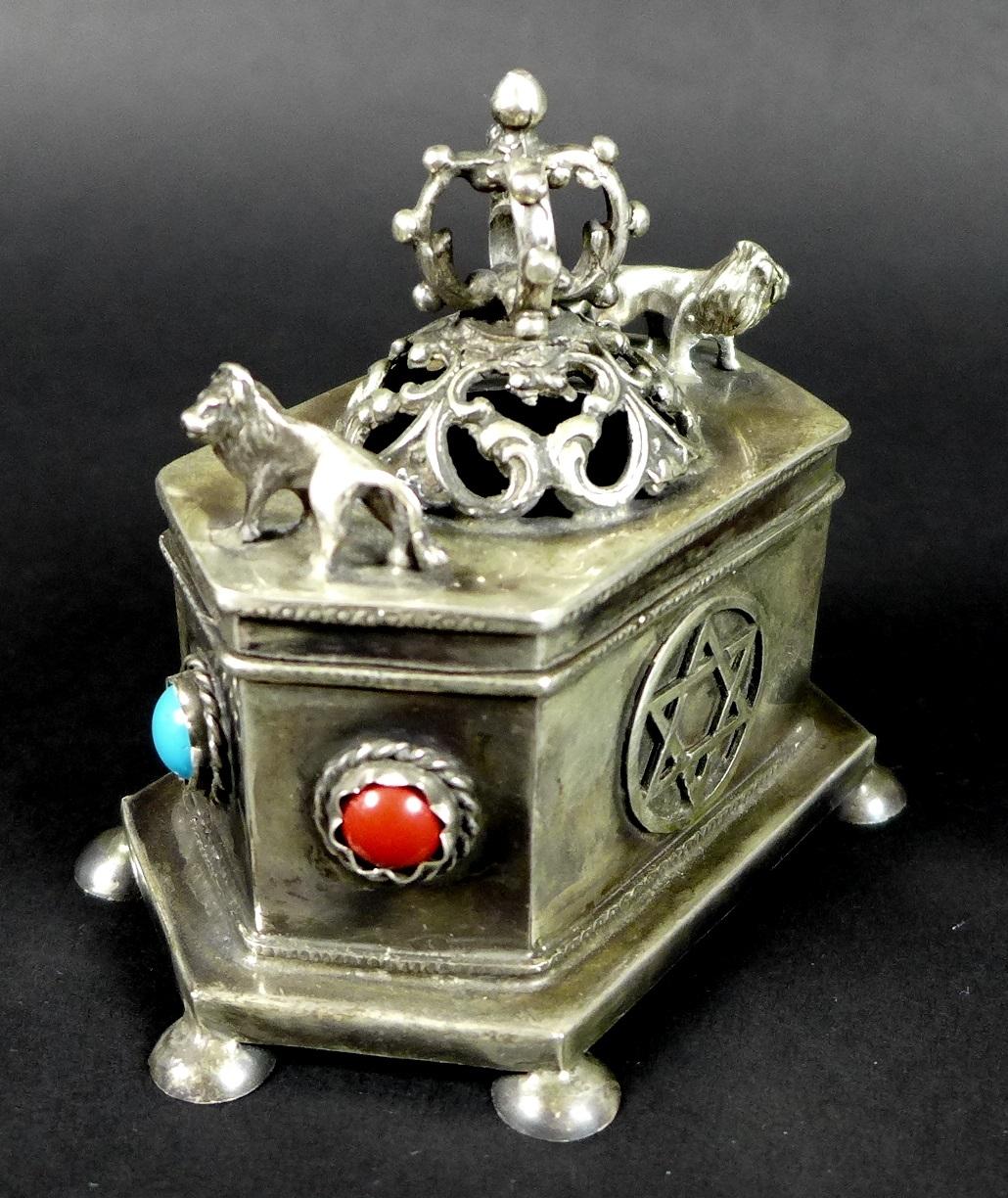 Judaica: a Russian silver hexagonal box, pierced lid with crown flanked by two prowling lions, the - Image 3 of 7