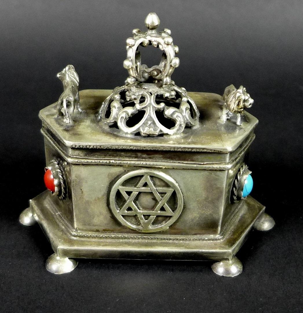 Judaica: a Russian silver hexagonal box, pierced lid with crown flanked by two prowling lions, the - Image 4 of 7