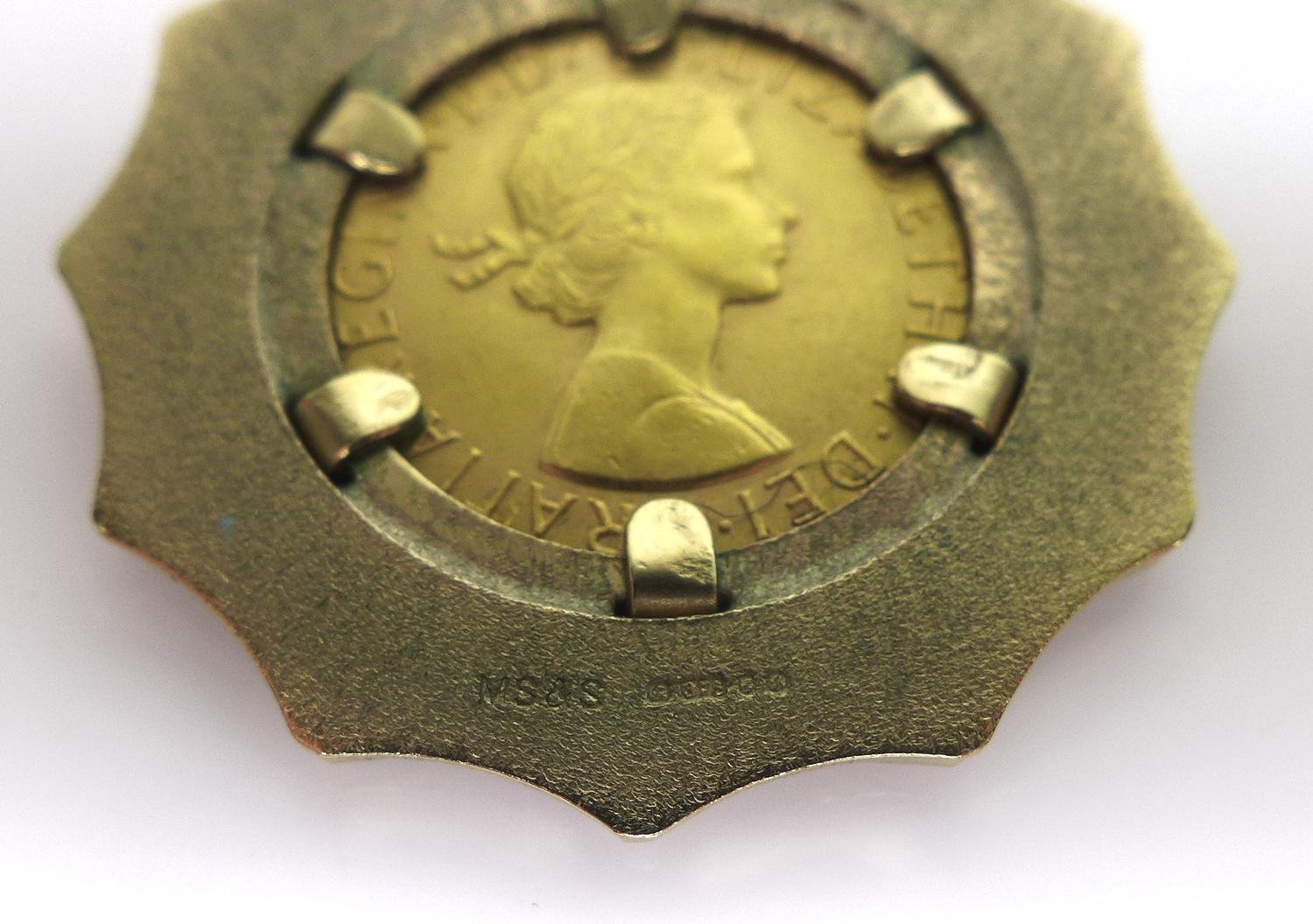 An Elizabeth II gold sovereign, in 9ct gold mount and 9ct gold chain, 33mm across, chain 56cm - Image 3 of 4