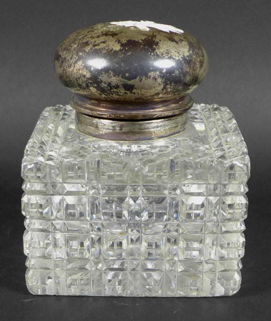 A Victorian silver topped cut glass perfume bottle, by Army & Navy Cooperative Society Ltd, London - Image 3 of 5