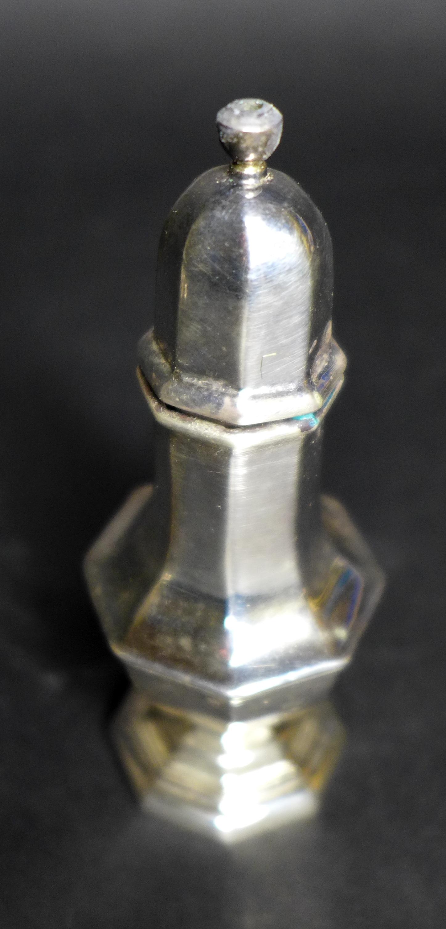 A silver salt and a silver pepper pot together with eight napkin rings, Birmingham 1991, with - Image 7 of 9