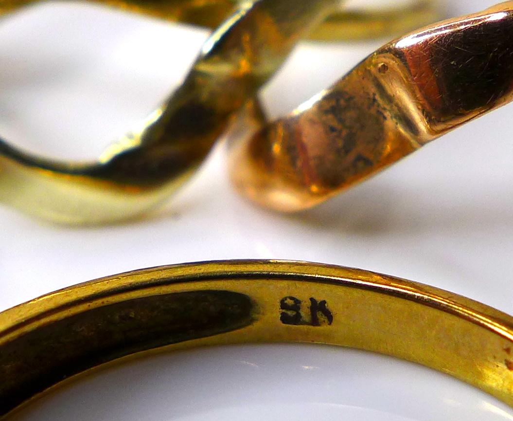 A group of three 9ct gold rings, comprising a Russian tri-gold wedding ring, a diamond and - Image 3 of 3