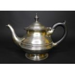 A George V Irish silver tea pot, of compressed baluster form, with plain banding, the hinged cover