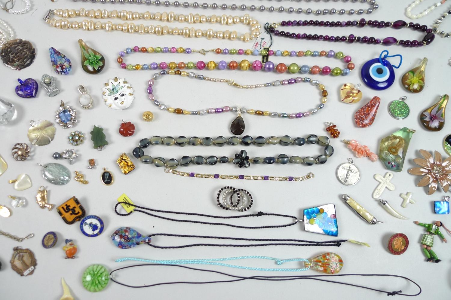 A quantity of costume jewellery, including a large selection of beaded necklaces and bracelets, many - Image 3 of 5