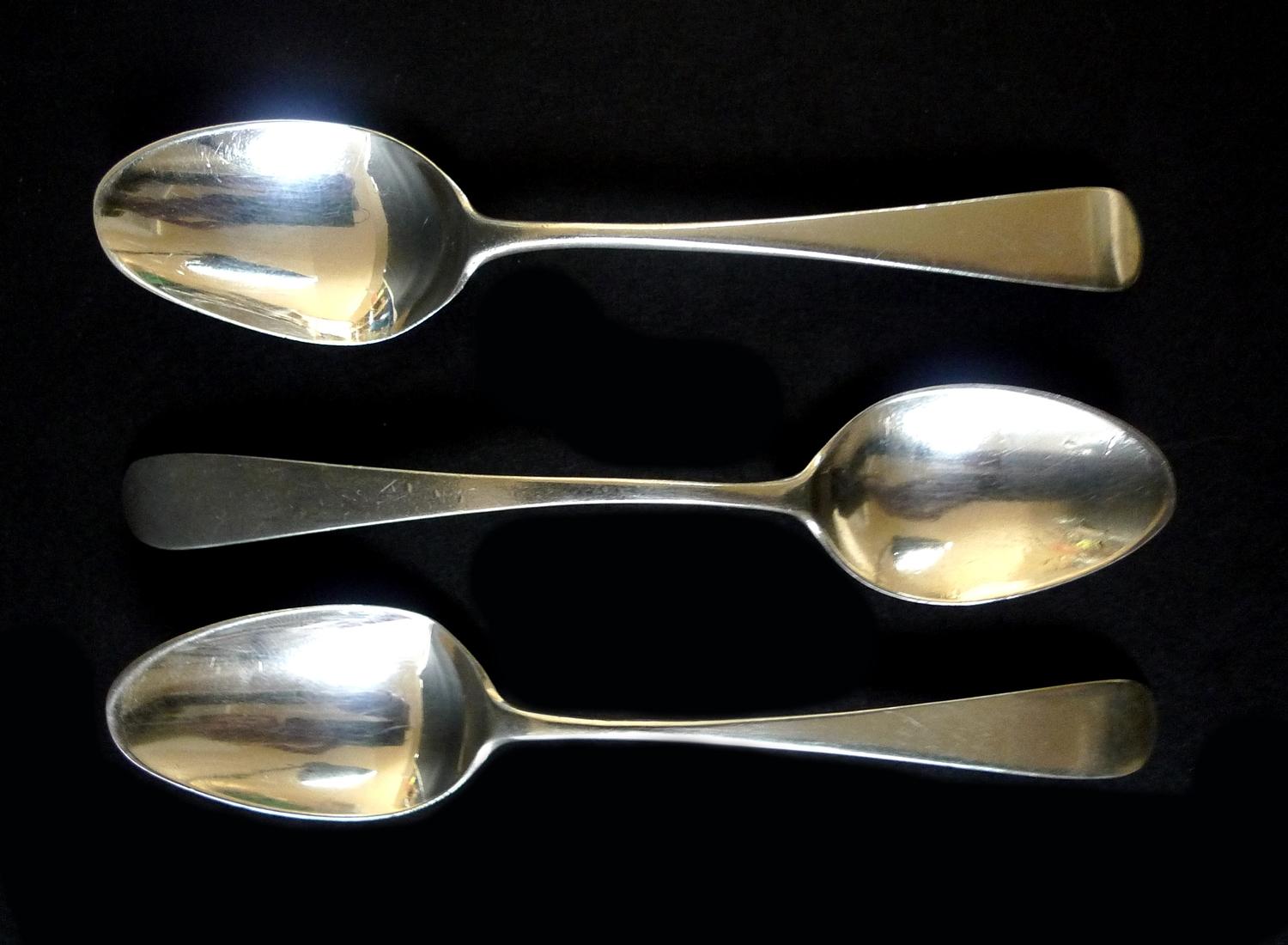 A group of Georgian and later silver flatware, comprising a pair of George III ladles, both 17.1cm - Image 7 of 8