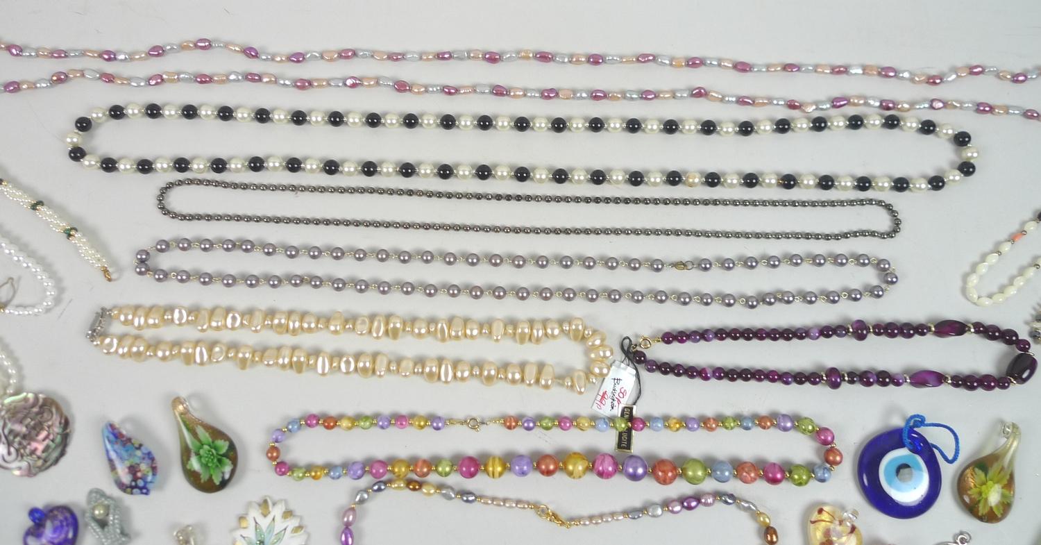 A quantity of costume jewellery, including a large selection of beaded necklaces and bracelets, many - Image 5 of 5