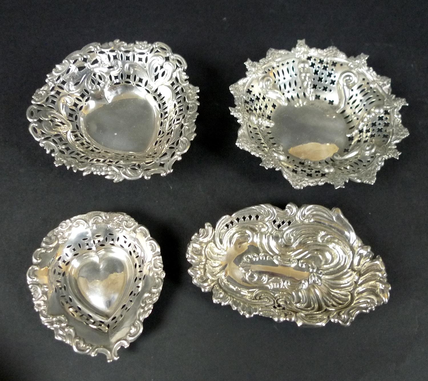 A group of Victorian and later silver items, comprising an Edwardian silver jewellery and ring - Image 3 of 11