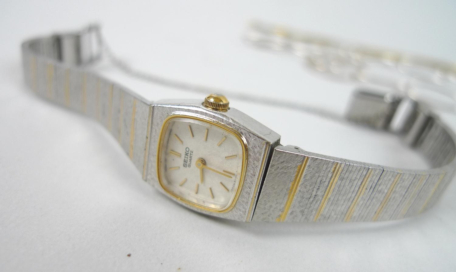 A collection of silver jewellery and wristwatches, including watches by Seiko and Accurist, and a - Image 4 of 8