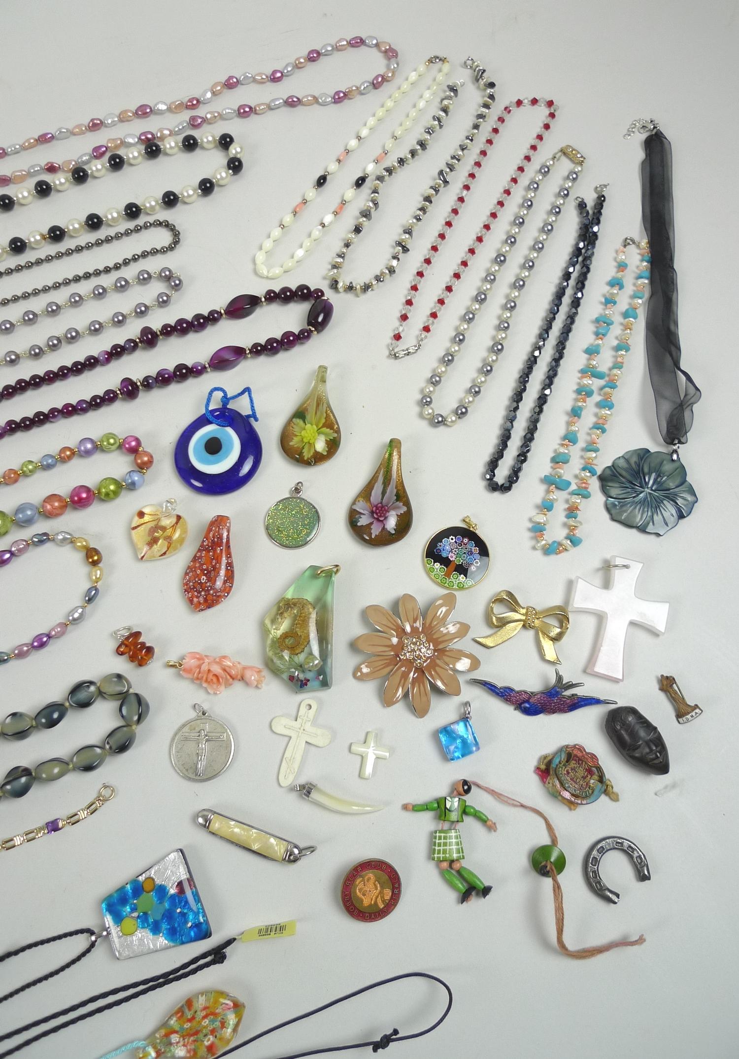 A quantity of costume jewellery, including a large selection of beaded necklaces and bracelets, many - Image 4 of 5