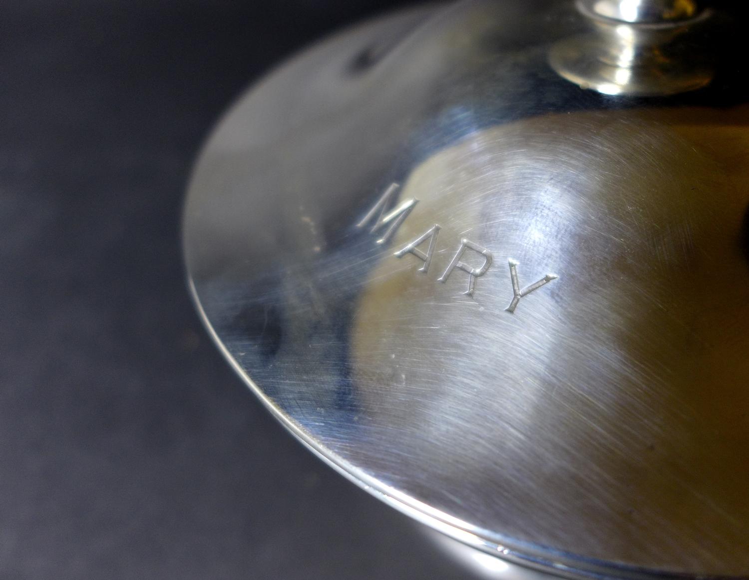 A George V silver circular lidded bowl, with 'MARY' engraved upon its lid, raised upon a circular - Image 2 of 5