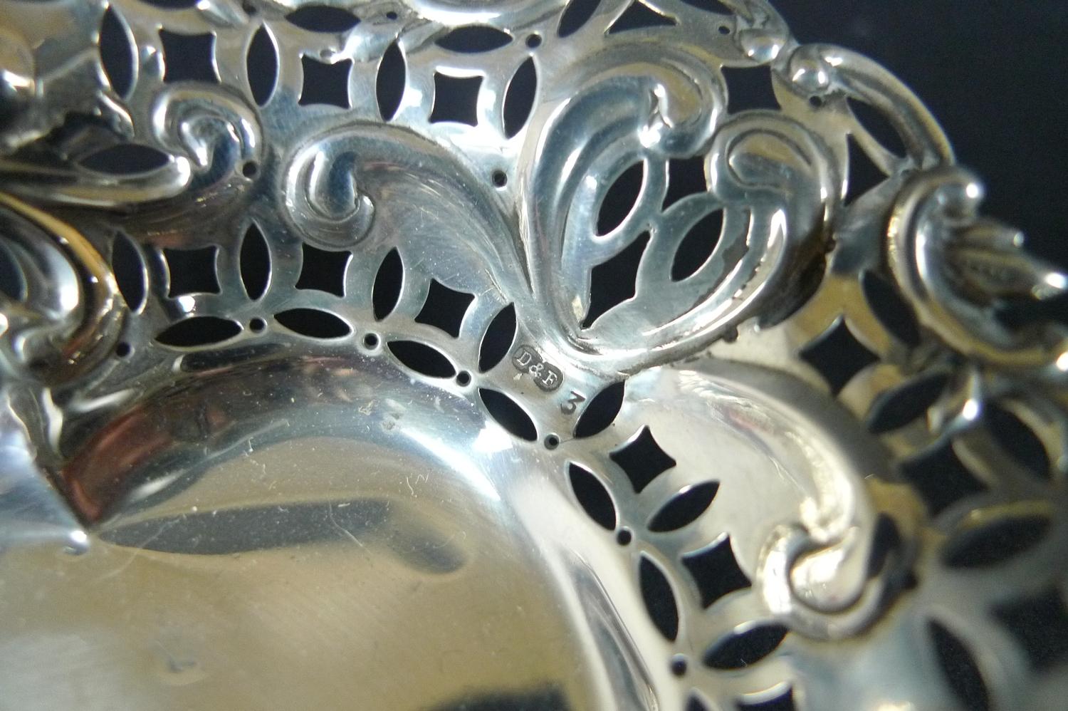 A group of Victorian and later silver items, comprising an Edwardian silver jewellery and ring - Image 4 of 11