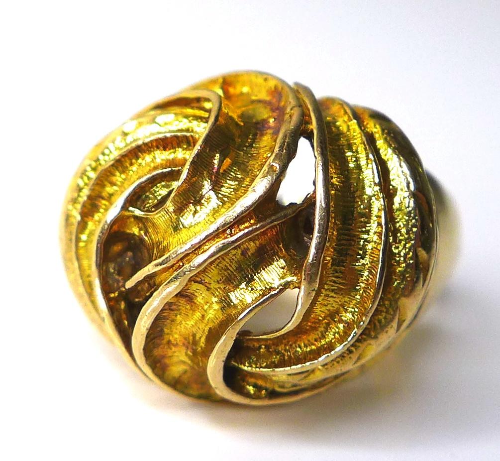 A 9ct gold ring of organic knot design, size L, 8.4g. - Image 2 of 5