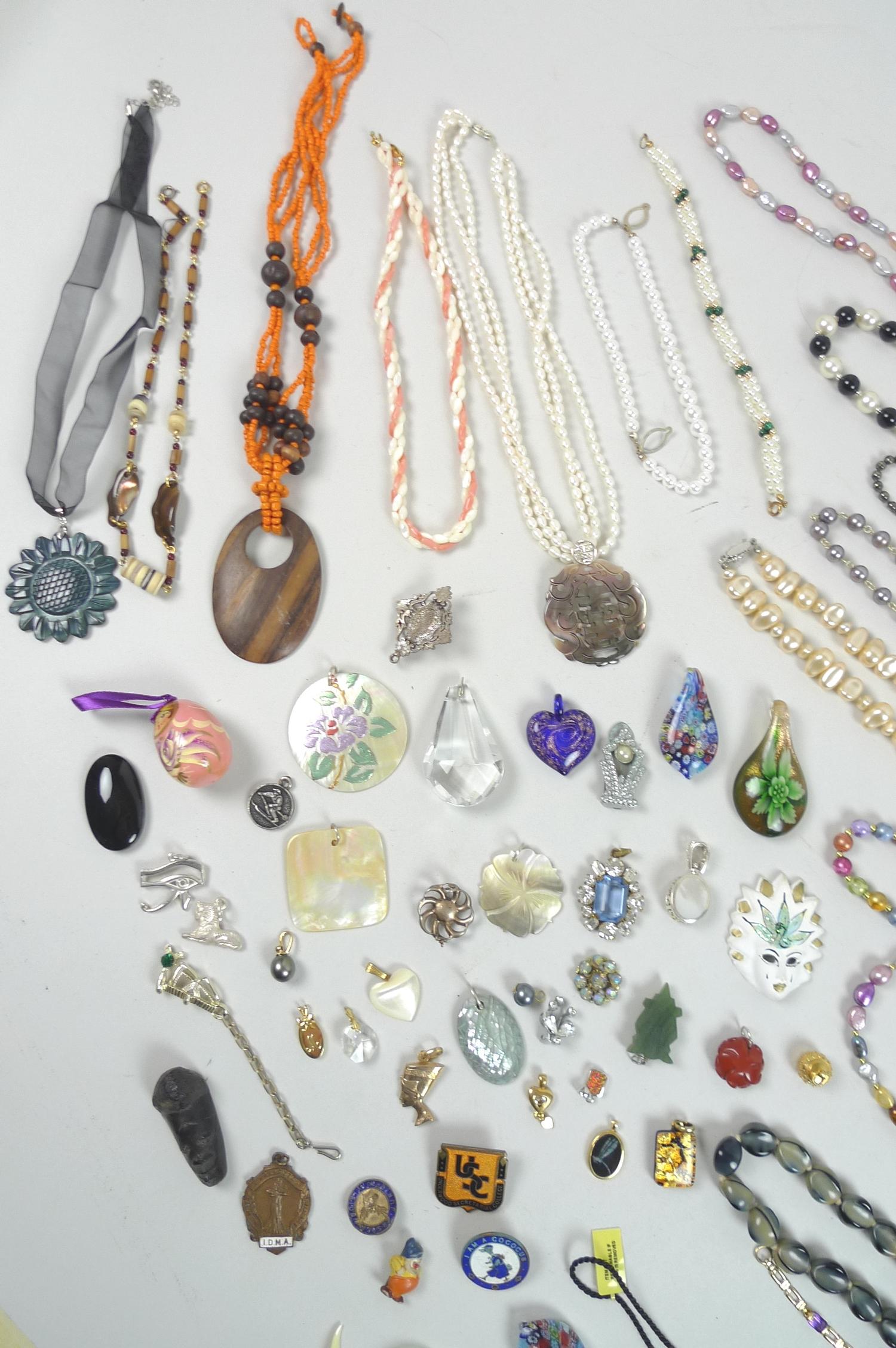 A quantity of costume jewellery, including a large selection of beaded necklaces and bracelets, many - Image 2 of 5